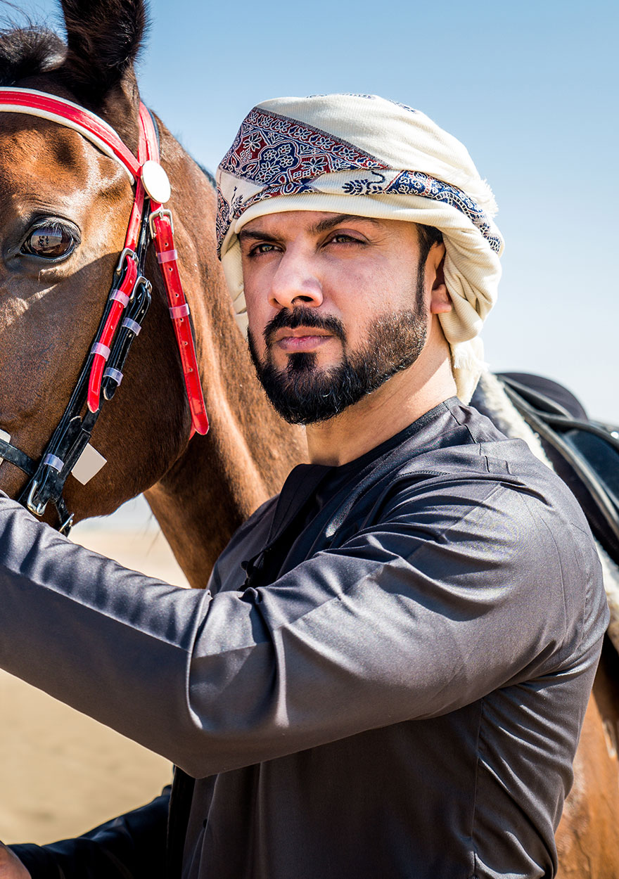arabian-man-with-horse-in-the-desert-79P3F27.jpg arabian-man-with-horse-in-the-desert-79P3F27.jpg